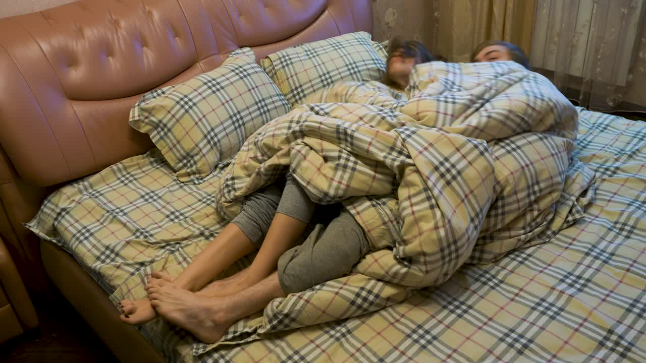 침대에서 담요 에서 자고 있는 부부