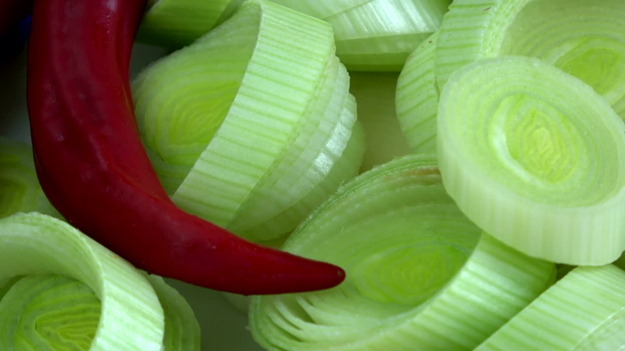 rebanada de puré y pimientos picantes de fondo giratorio