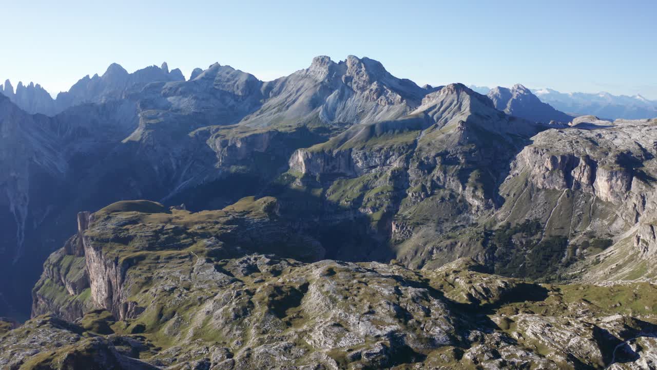 paisaje montañoso de los dolomitas, panorama aéreo cinematográfico