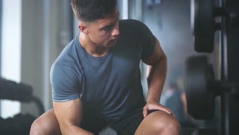 un joven en forma que hace ejercicio con pesas