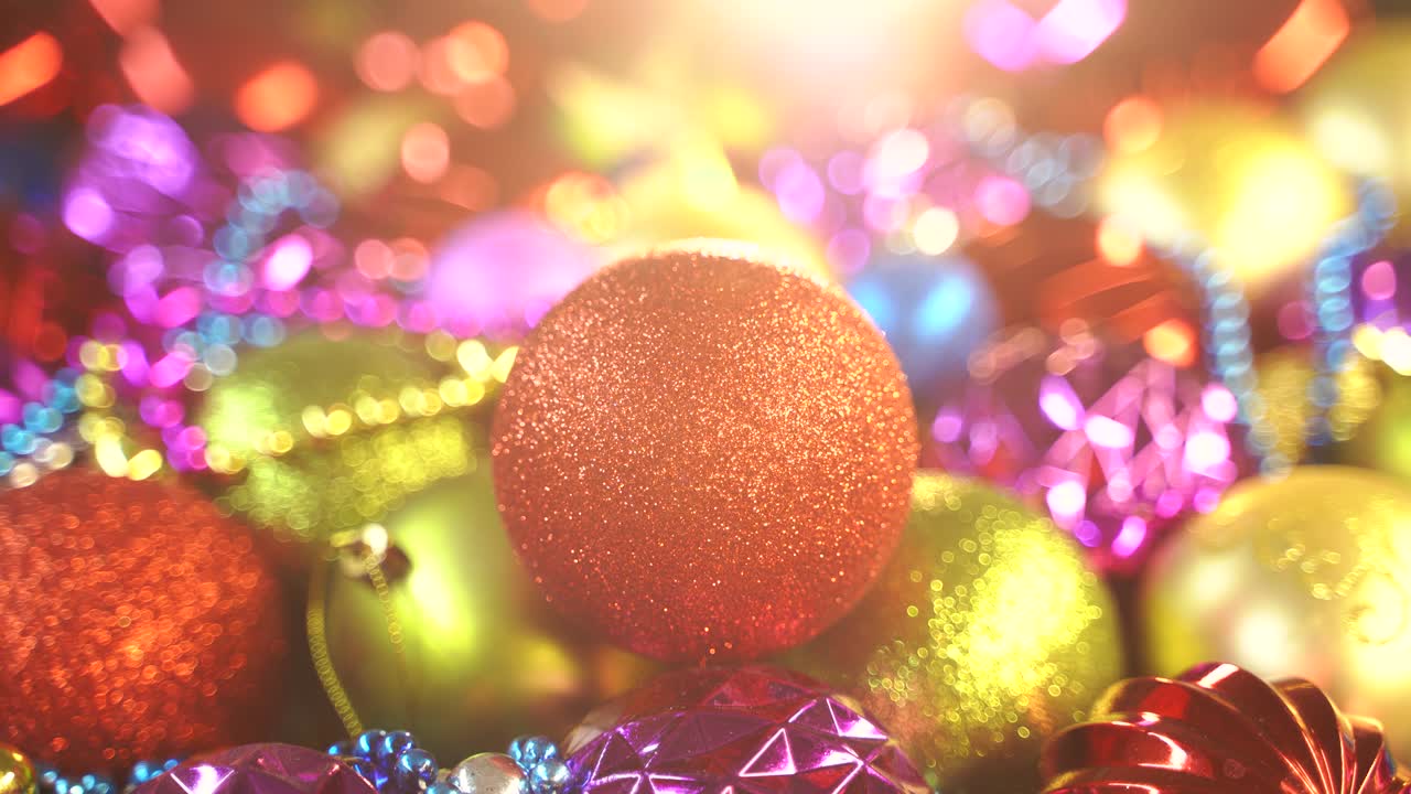 축제 배경과 함께 반이는 크리스마스 빨간색과 노란색 공. 테이블에 아름다운 메리 크리스마스 장식. 흐릿한 배경