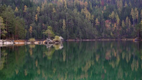 Tranquila-Escena-Del-Lago-De-Otoño