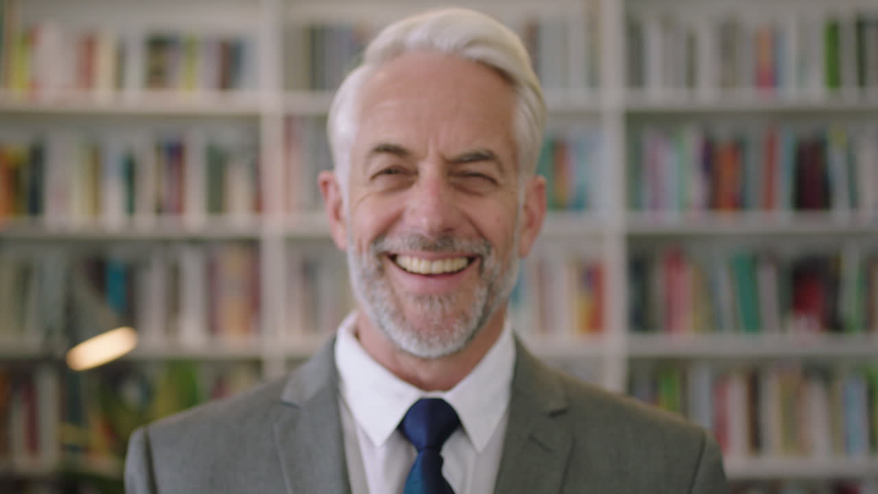 도서관에서 웃는 비즈니스맨의 초상화 건축가 교수 강사