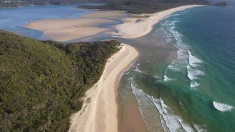 Filmische-Hochkippende-Drohnenaufnahme-Von-Sandbar-Beach-Und-Smith-Lake-In-New-South-Wales,-Australien