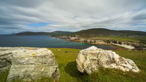 Zeitraffer-Einer-Zerklüfteten-Küste-Mit-Ziehenden-Wolken-Am-Himmel-Und-Felsen-Im-Vordergrund-Auf-Der-Insel-Achill-Am-Wild-Atlantic-Way-In-Irland