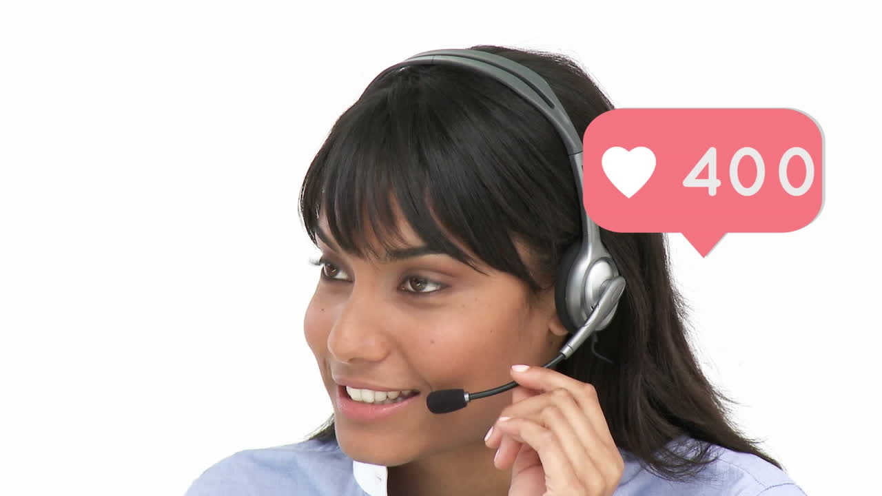 animación de iconos digitales sobre una mujer de negocios usando auriculares de teléfono