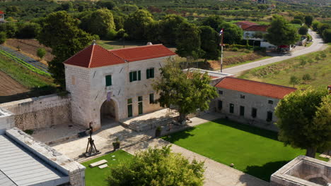 Heritage-Hotel-Maskovica-Han-En-Vransko,-Croacia