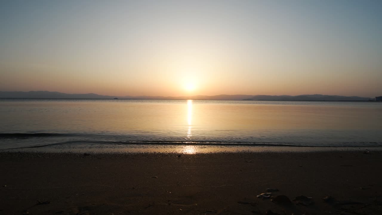 봄에 일본 비와 호수 위의 멋진 일몰