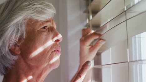 mujer mayor gritando a través de la ventana 4k