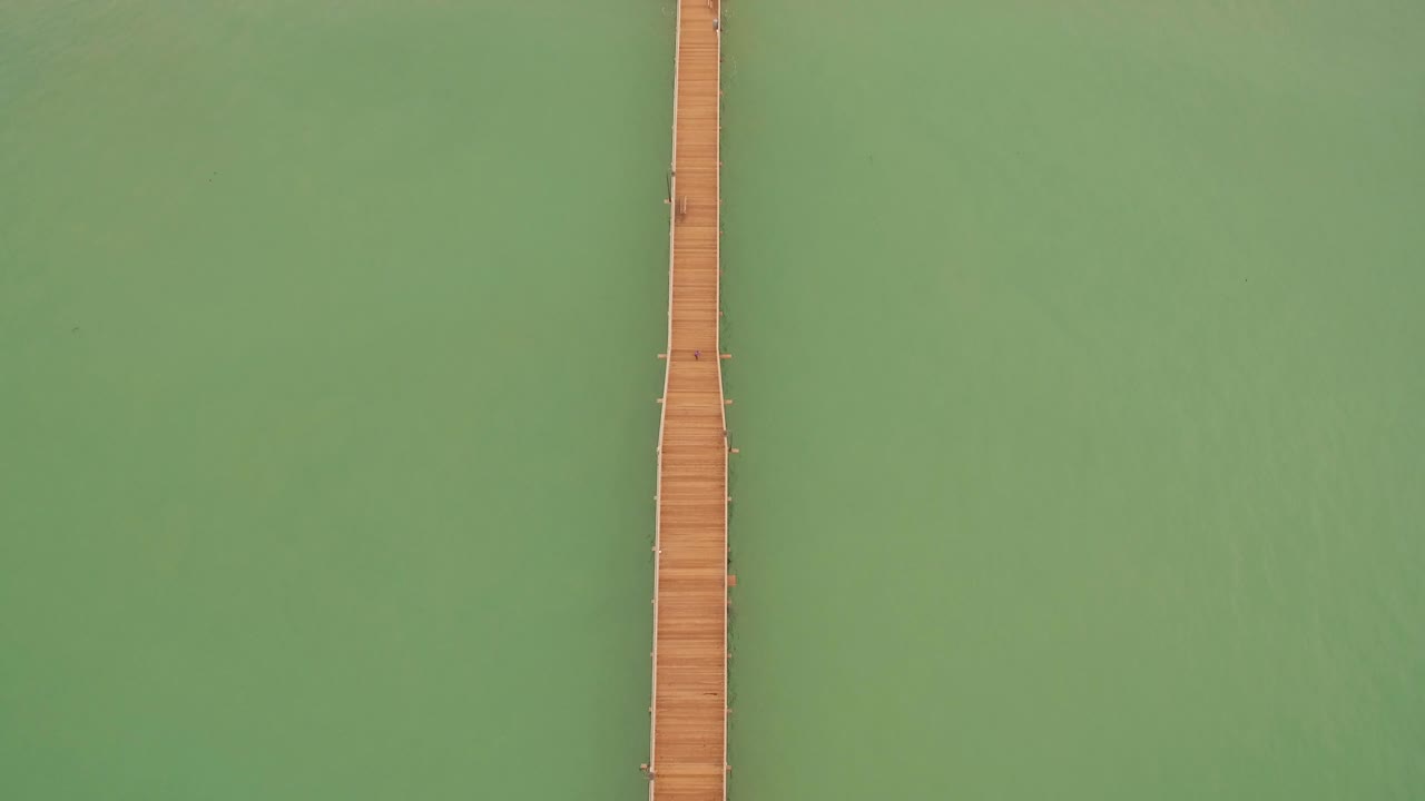 взгляд с воздуха на пирс - кайукос, калифорния