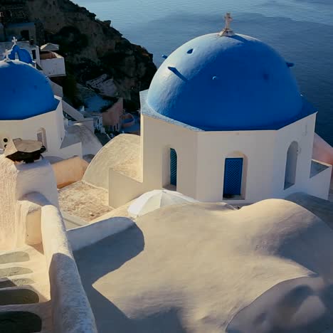 una hermosa cacerola lenta de una iglesia ortodoxa griega en la isla griega de santorini