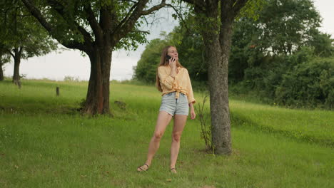 Mujer-Hablando-Por-Teléfono-En-La-Naturaleza,-Verano