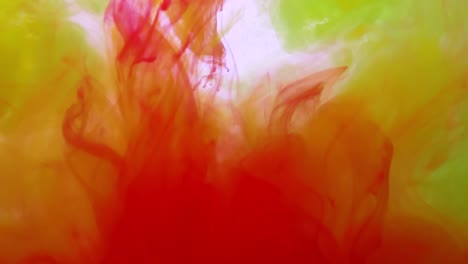 explosión de pinturas en rojos y amarillos mezclados con tonos coloridos, pinturas acrílicas disolvidas, humo arcoíris, fondo abstracto de pinturas de tinta. colorido efecto de animación de explosión de humo abstracto