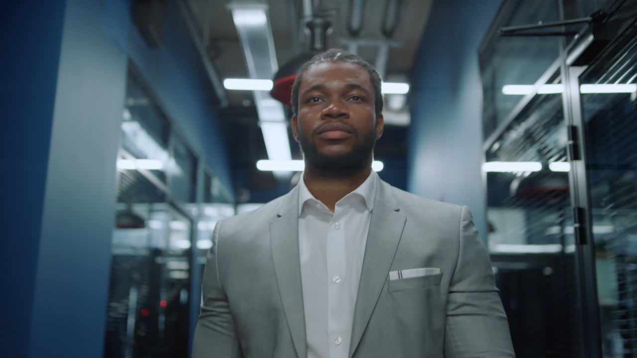 gerente masculino caminando por el pasillo