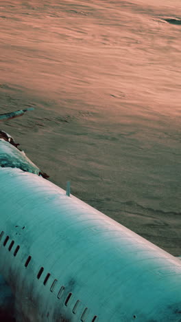 vista aérea de un avión estrellado en el desierto
