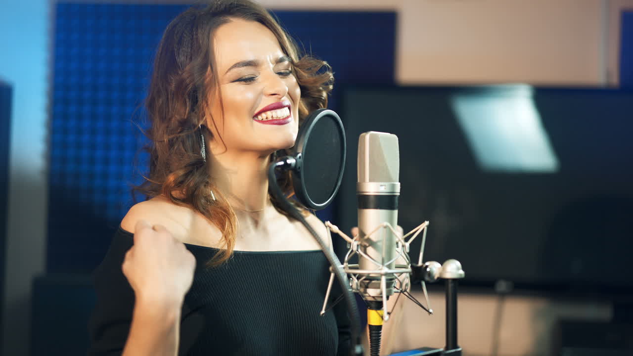 Bella giovane cantante che ha registrato una canzone in uno studio di registrazione professionale. Voce femminile