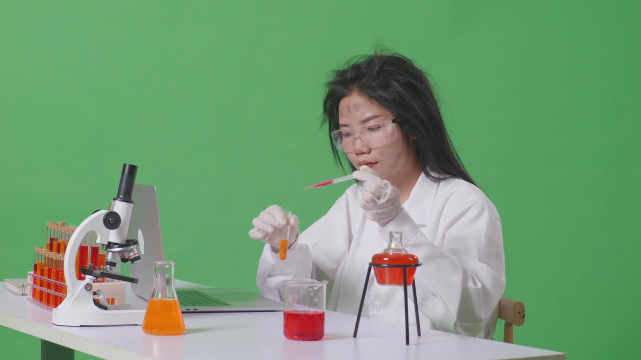 실험실 에서 일 하는 과학자