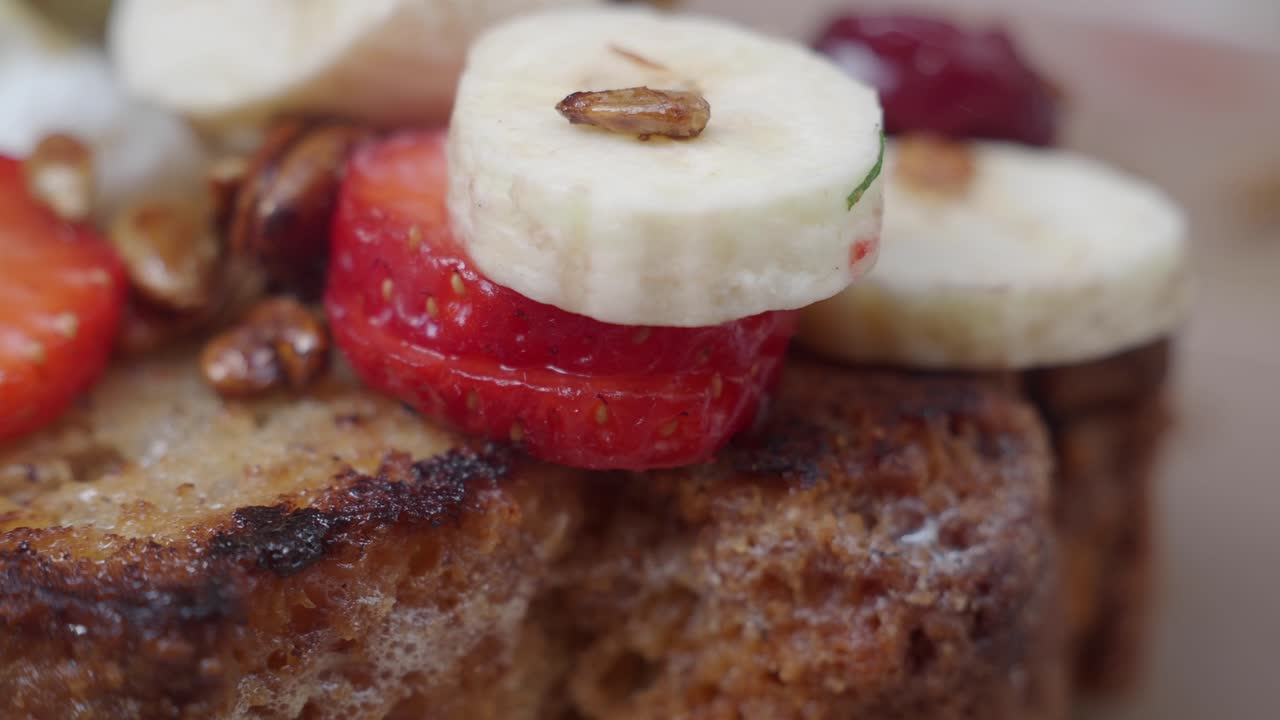 신선한 과일로 인 맛있는 프랑스 토스트의 근접