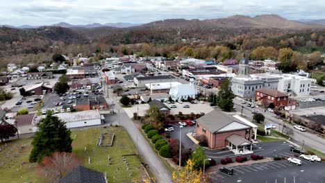 aerial sobre las hojas de otoño en murphy nc, carolina del norte