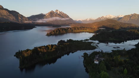 aéreo - lago nahuel huapi en las sombras, río negro, patagonia, argentina, tiro giratorio