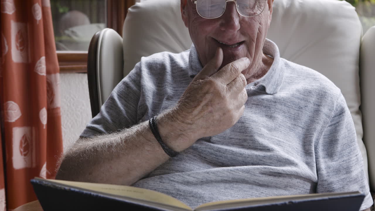 책을 읽는 노인