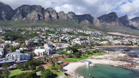 camps bay beach en la ciudad de cabo en el cabo occidental de sudáfrica