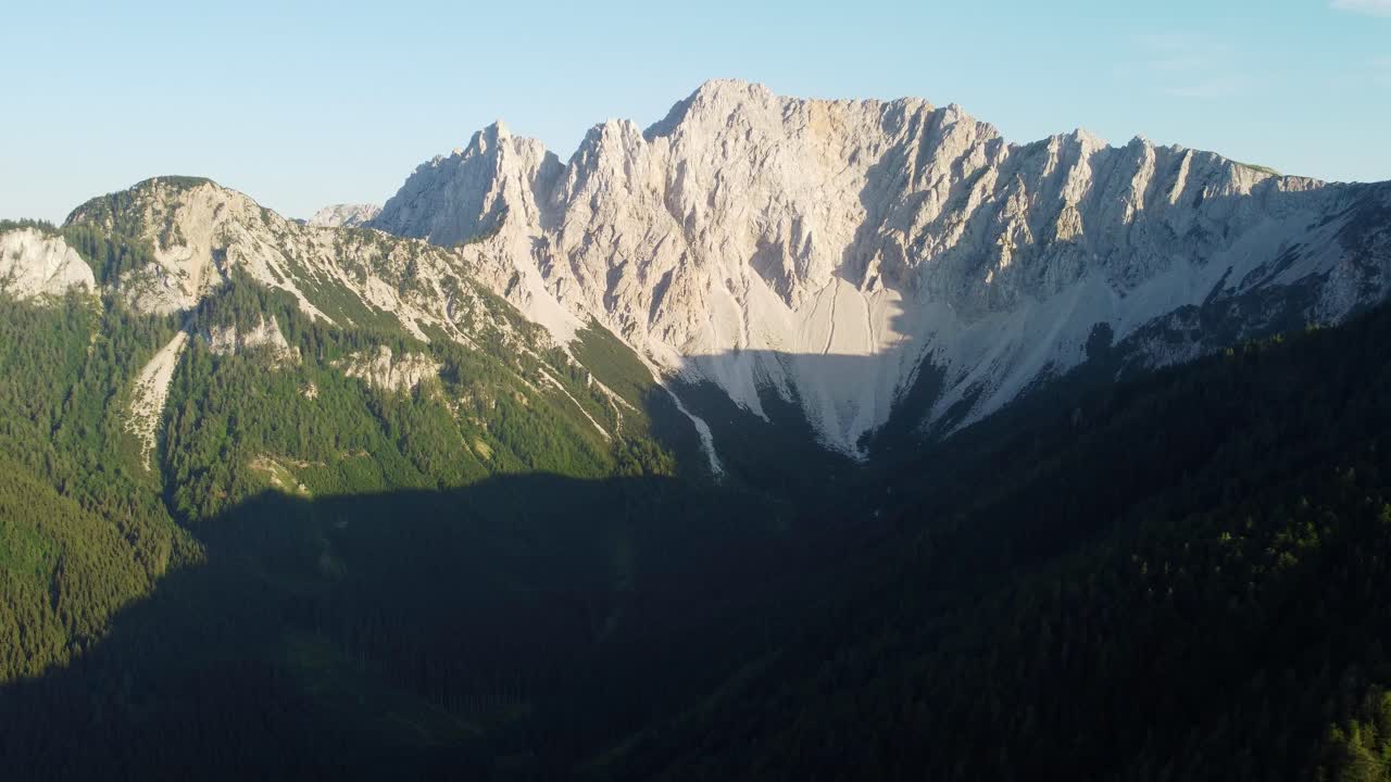 valle sombreado y cima de la montaña justo antes del atardecer