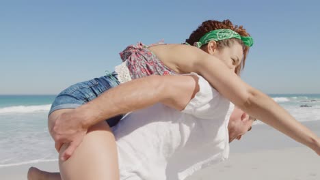 una joven pareja junto al mar