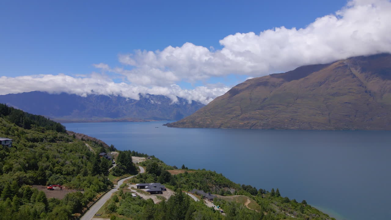 casas lacustres en las laderas de las montañas del lago hawea en nueva zelanda