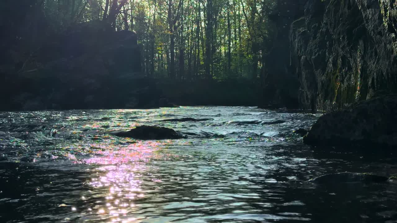 video en cámara lenta de 4k de un hermoso río noruego en primavera