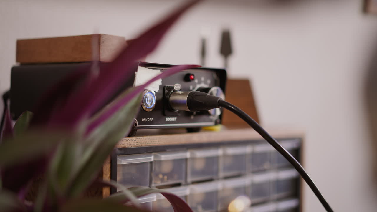 trabajador enciende la herramienta de máquina de borde eléctrico en el taller