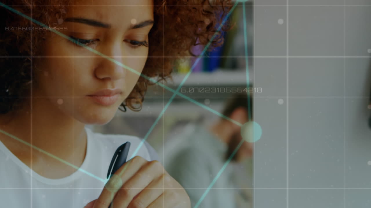 mujer pensando mientras sostiene la pluma