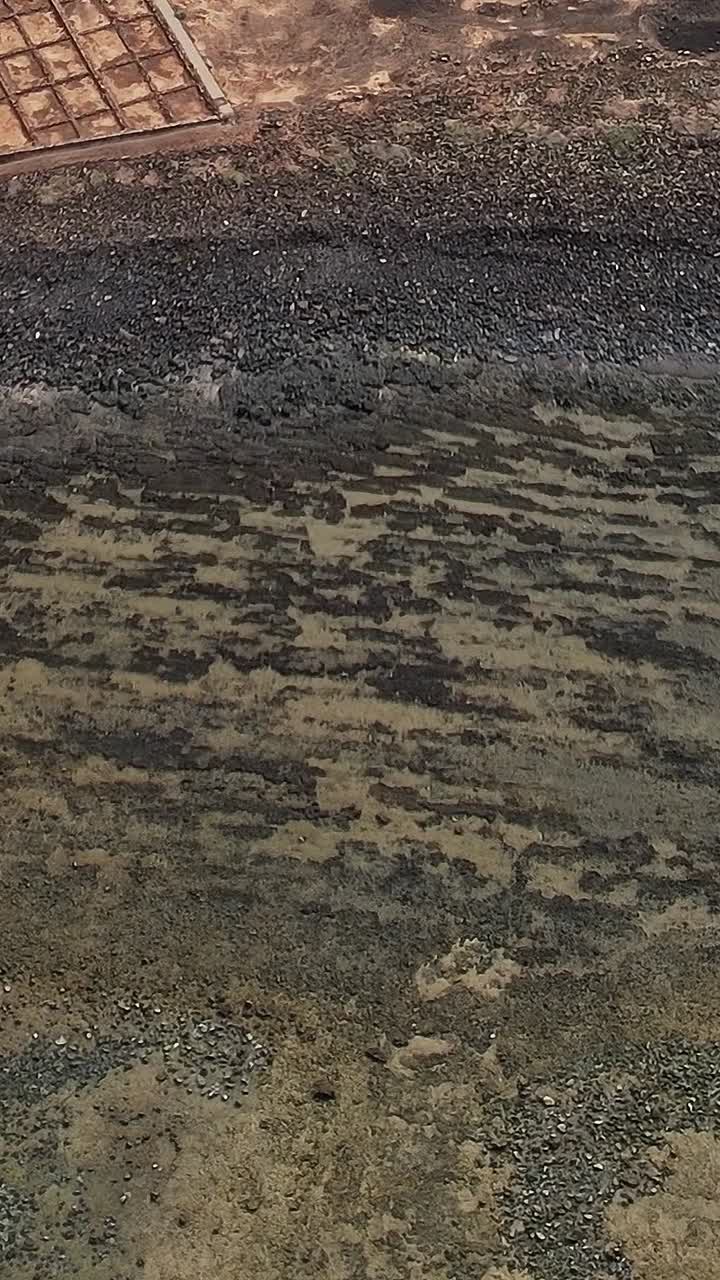 Saline lungo la costa delle Isole Canarie alla luce del giorno.