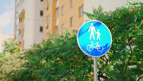 señal de bicicleta. carril para bicicletas. sendero para biciclos. senderos para ciclistas y caminantes.