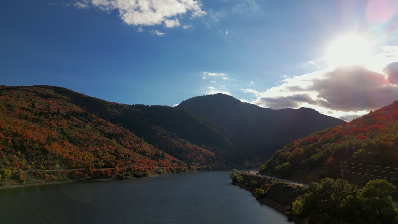 아름다운 느린 백업 드론은 늦은 가을 가을에 호수 저수지 위에서 찍은 10 월 11 월 빨간색, 오렌지색, 노란색 나무가 산을 고, 파란 하늘, 하늘의 빛