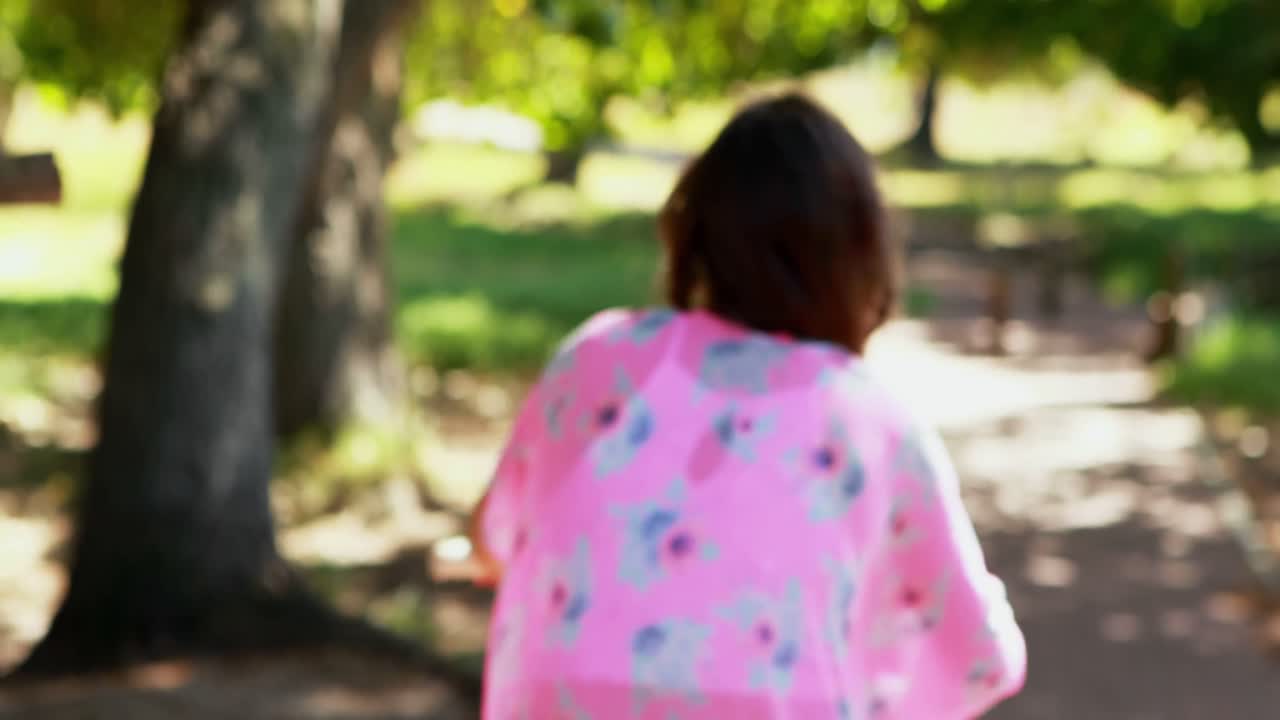 자전거를 타는 여자 4k