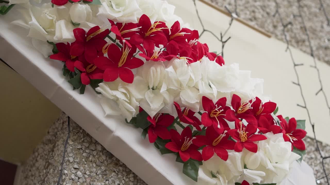 집 의 장식 을 위한 활기찬 꽃 장식 을 보여 주는 상세 한 시각