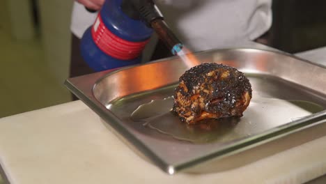 chef quemando comida con una antorcha