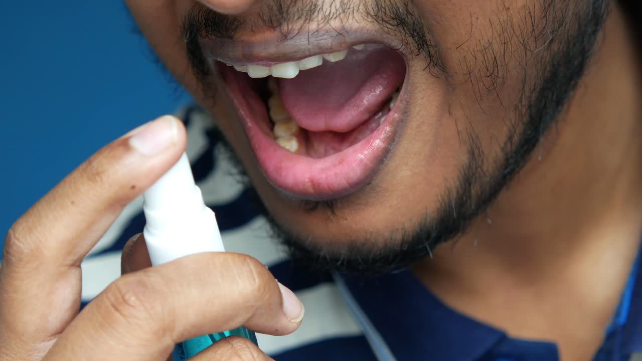 hombre usando enjuague bucal