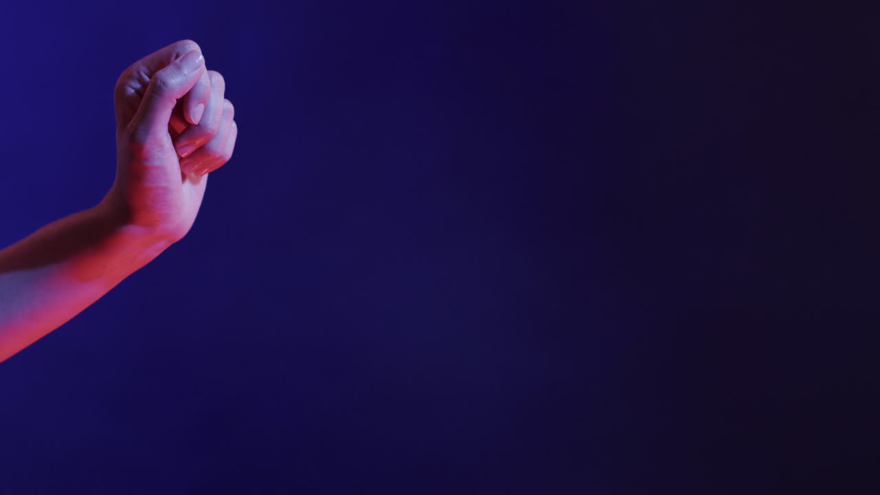 mano de una mujer asiática, pantalla virtual en fondo azul, espacio de copia, cámara lenta