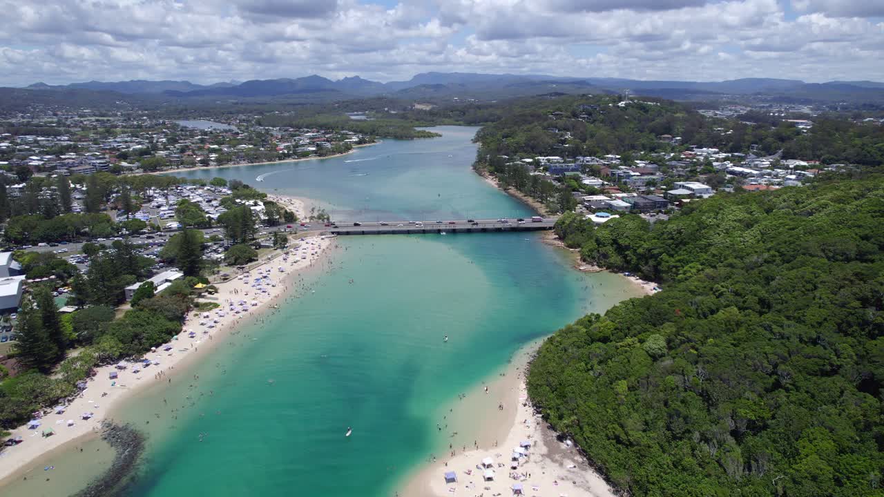 tallebudgera 크릭 다리와 해변 - 그림 같은 다리와 모래 해변이 있는 호주 골드 코스트의 고요한 장소