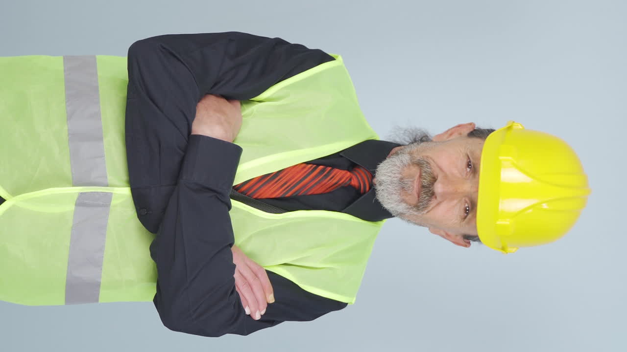 vídeo vertical del ingeniero cruza los brazos y se ríe de la cámara.