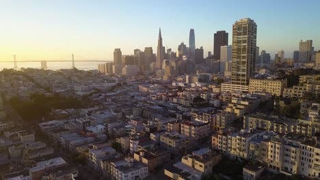 retroceso para revelar el centro de san francisco durante el amanecer - 4k