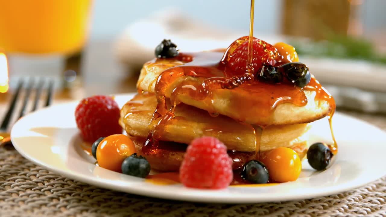 miel vertiendo en la comida de postre 4k