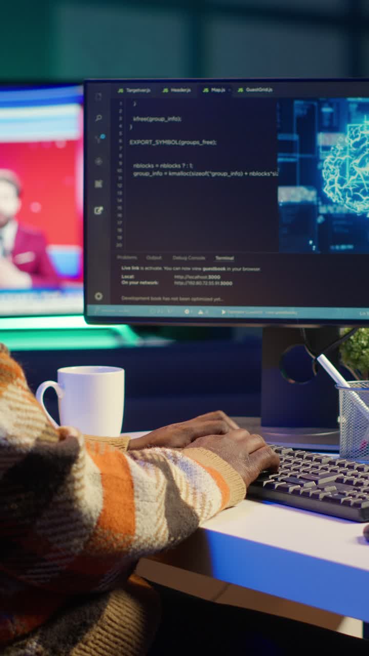 Vídeo vertical de un hombre afroamericano que usa la IA para desarrollar un sistema de software con clave de croma en un PC