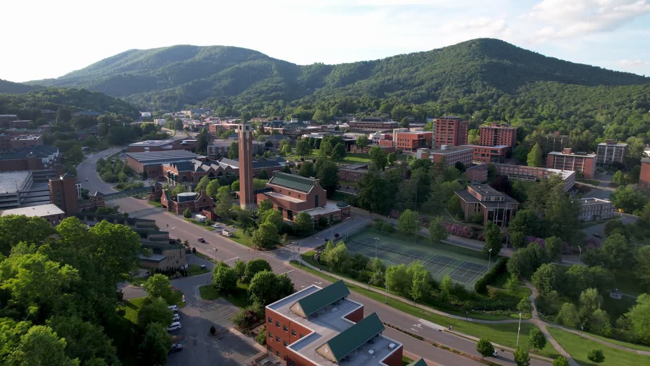 empuje aéreo revela el campus de la universidad estatal de los apalaches en boone carolina del norte, carolina del norte
