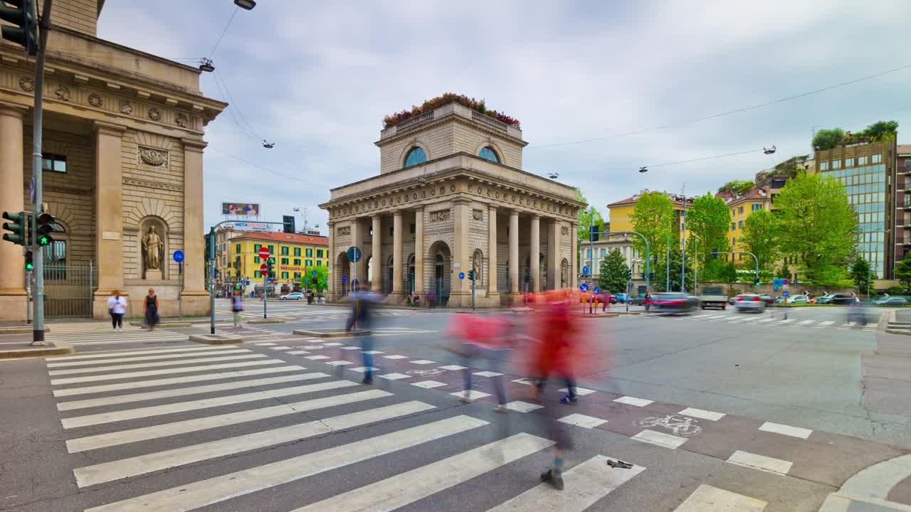 Italia, Milano, giorno di sole, incrocio stradale trafficato, panorama, timelapse 4K