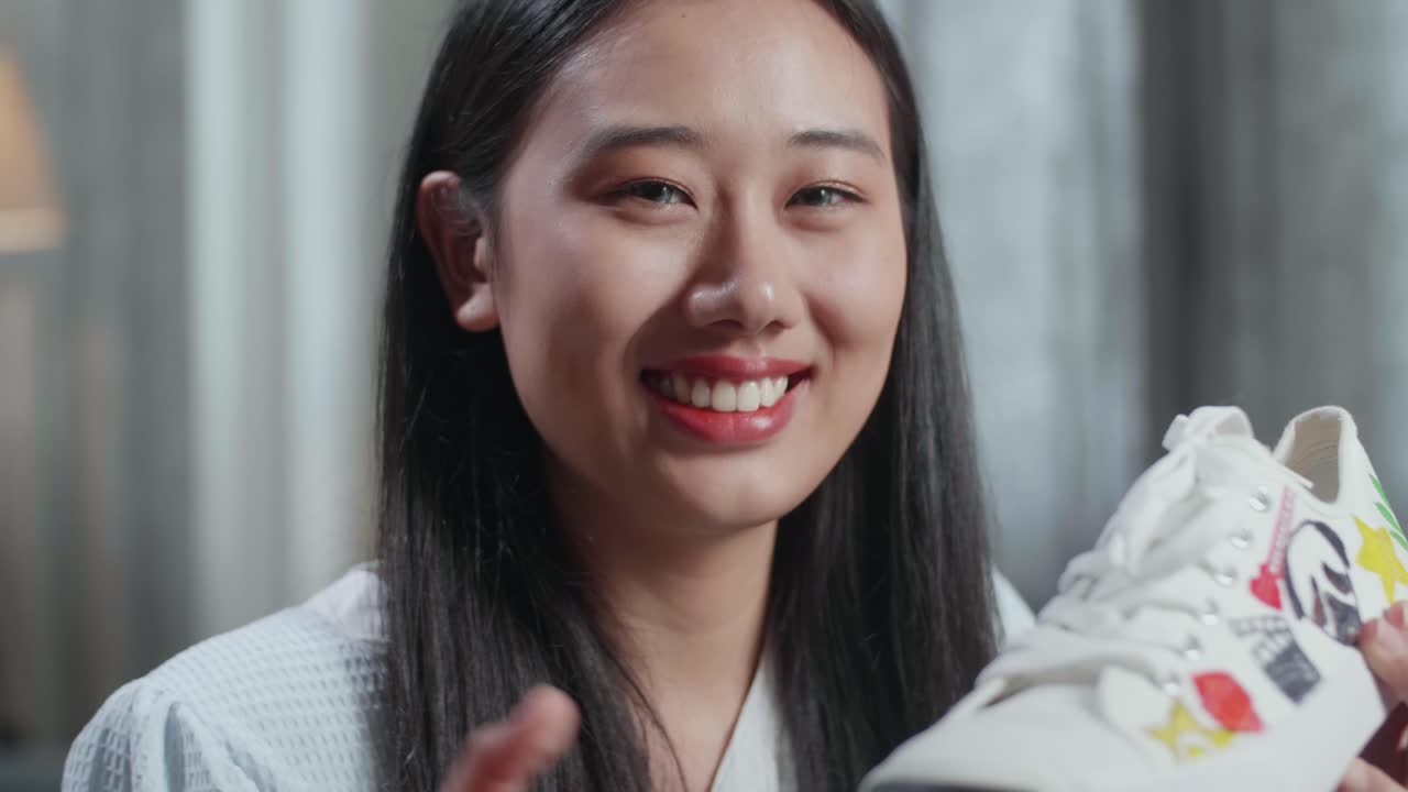 스타일리시한 색 스니커를 검토하는 여자