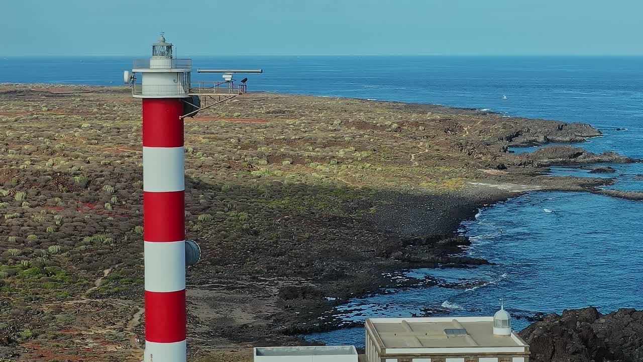 Faro sulla costa di Tenerife, in Spagna, vicino al mare