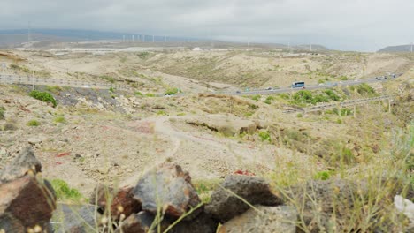 carretera que conduce a través del paisaje desértico del arco de tajao en tenerife